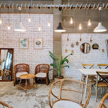Отель Pine Cafe'&Bed Аюттхая Экстерьер фото