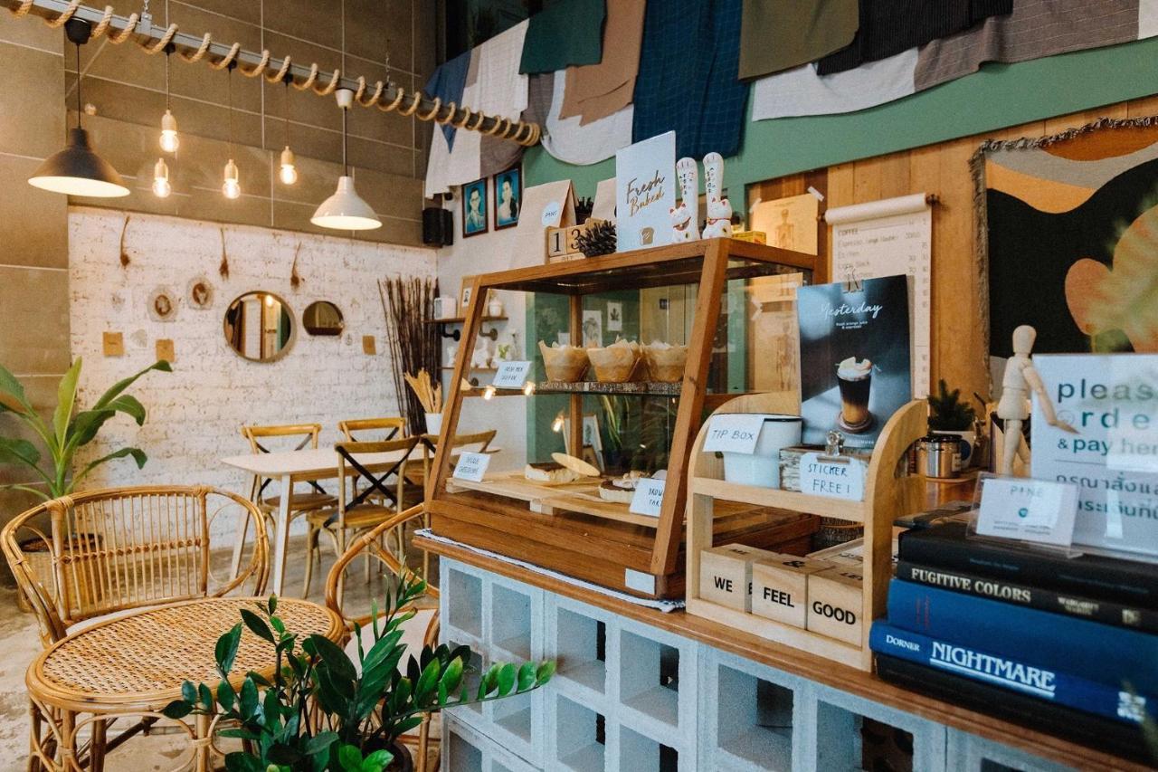 Отель Pine Cafe'&Bed Аюттхая Экстерьер фото