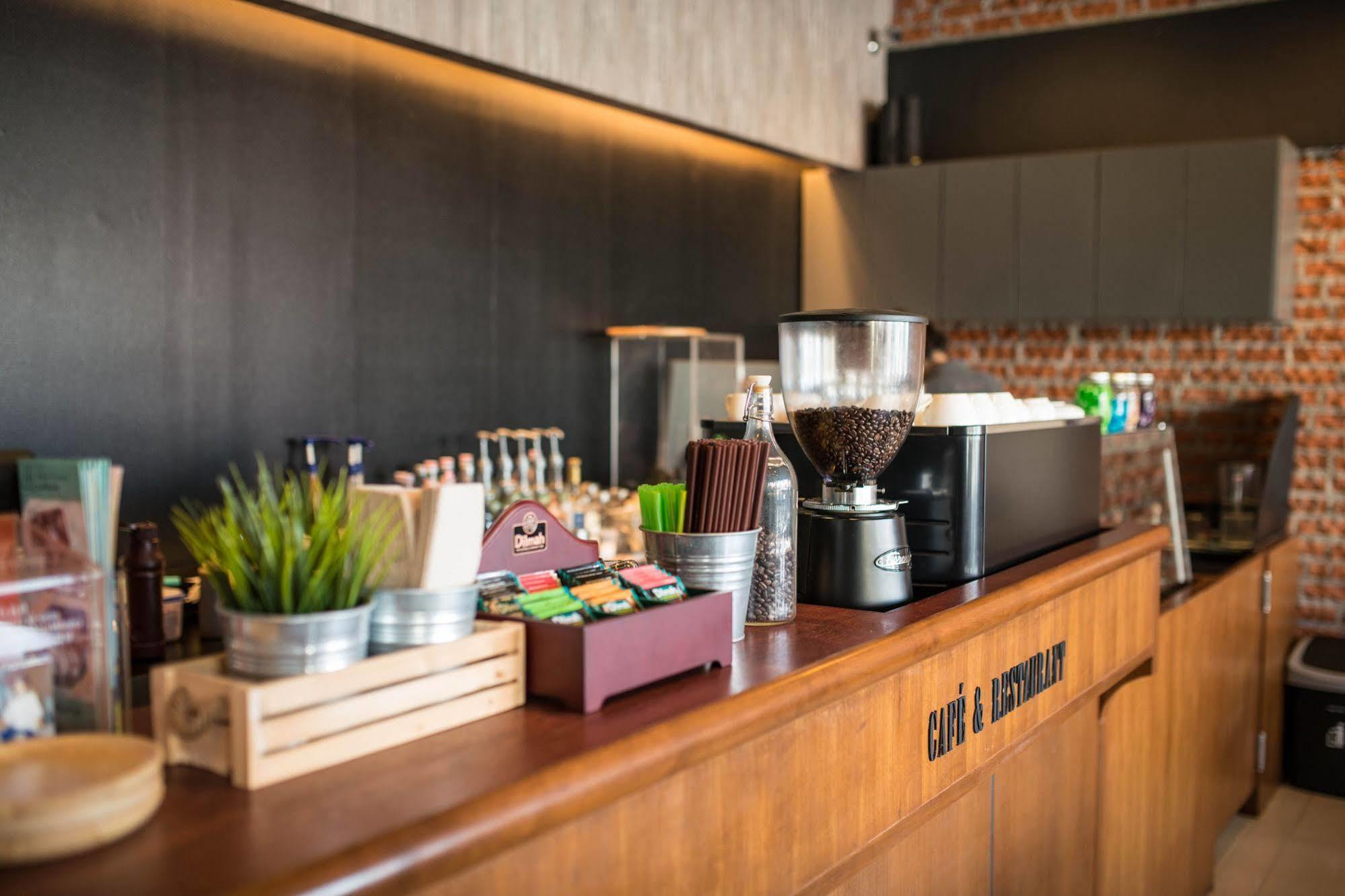 Отель Pine Cafe'&Bed Аюттхая Экстерьер фото